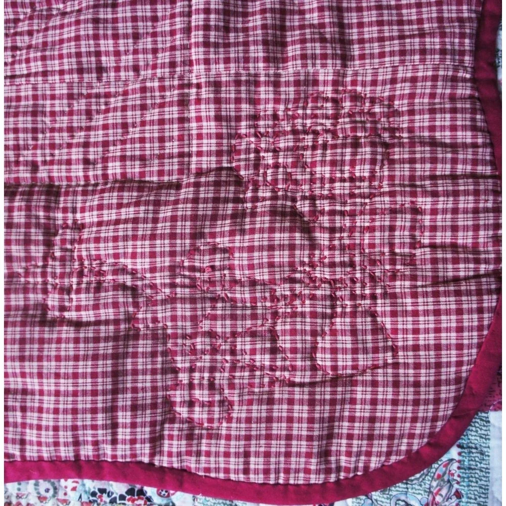 A Gorgeous Embroidered Christmas Evergreens Quilt with Mistletoe and Holly 60x50
